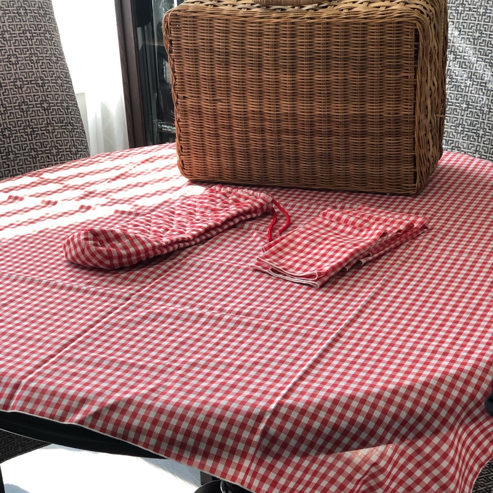 Tablecloth, picnic spread. 4 napkins and wine bottle mitt. Basket not included
